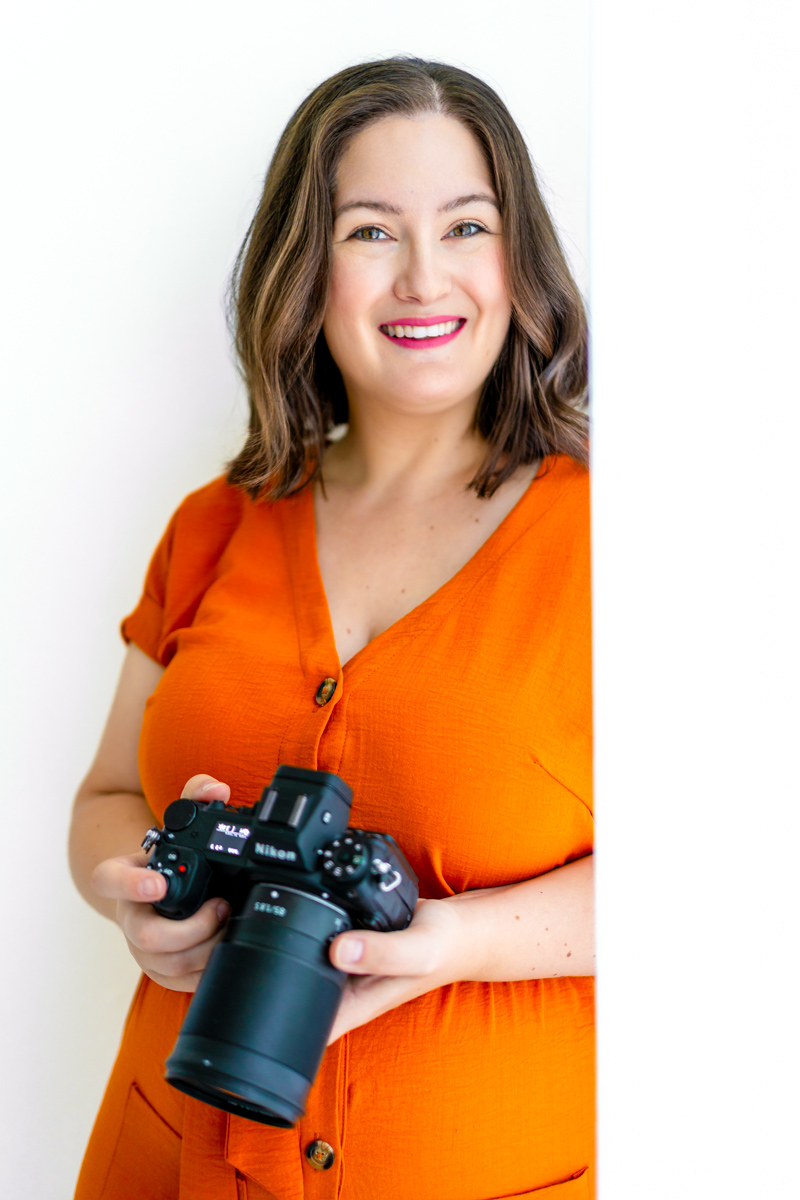 Portrét fotografky Terezy Kučerové specializující se na svatební, rodinnou a brandovou fotografii.